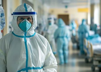 Milijonai serga simtai tukstanciu hospitalizuoti daugybe mirusiu gydytojai baiminasi del nuo visuomenes slepiamu duomenu