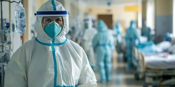 Milijonai serga simtai tukstanciu hospitalizuoti daugybe mirusiu gydytojai baiminasi del nuo visuomenes slepiamu duomenu